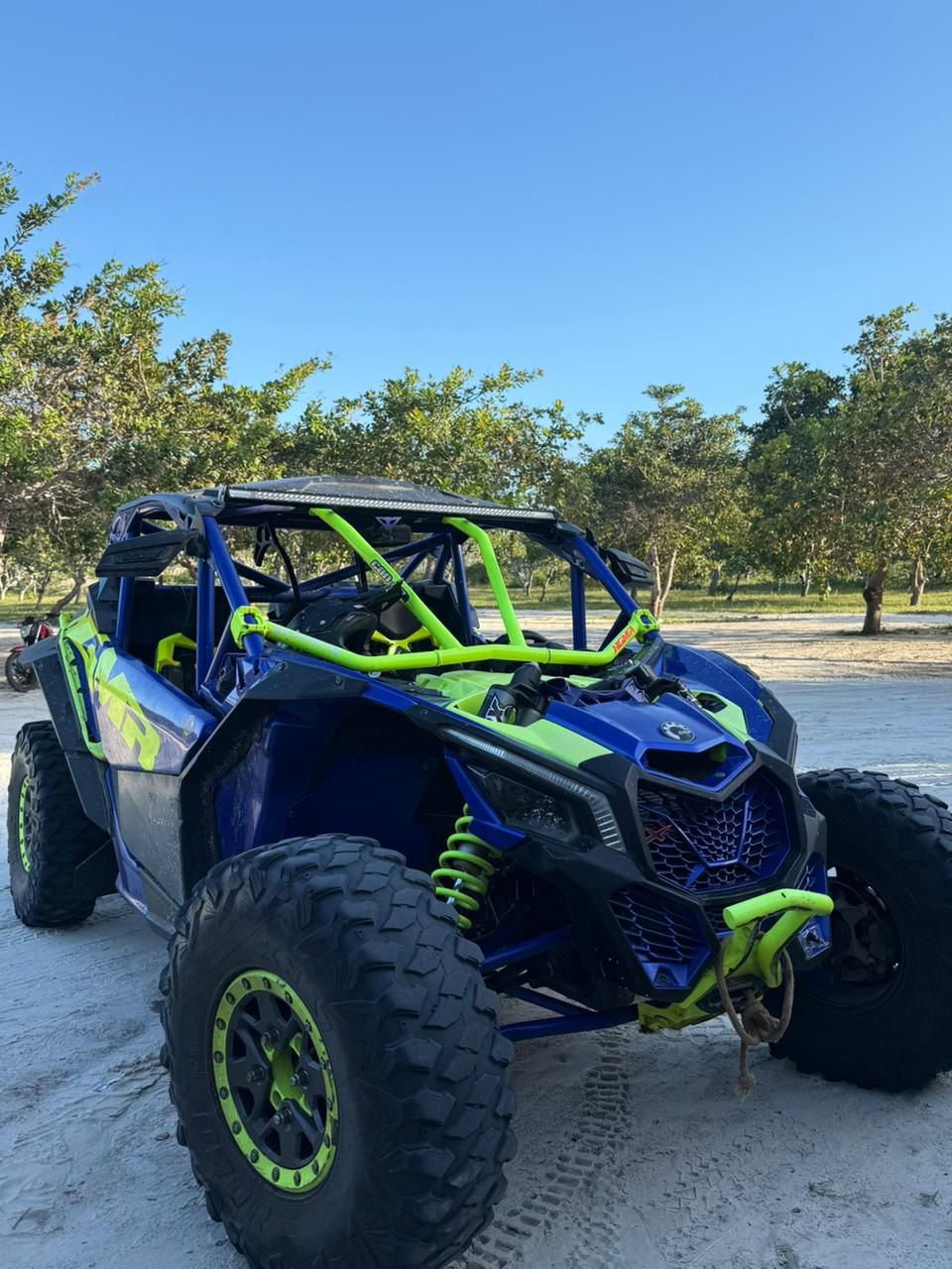 Detalhe frontal do UTV Venturo Jeri